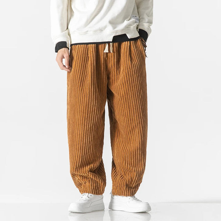 Angenehm weiche braune Herren-Loungehose mit Cordstruktur, lässig und stilvoll für zu Hause.