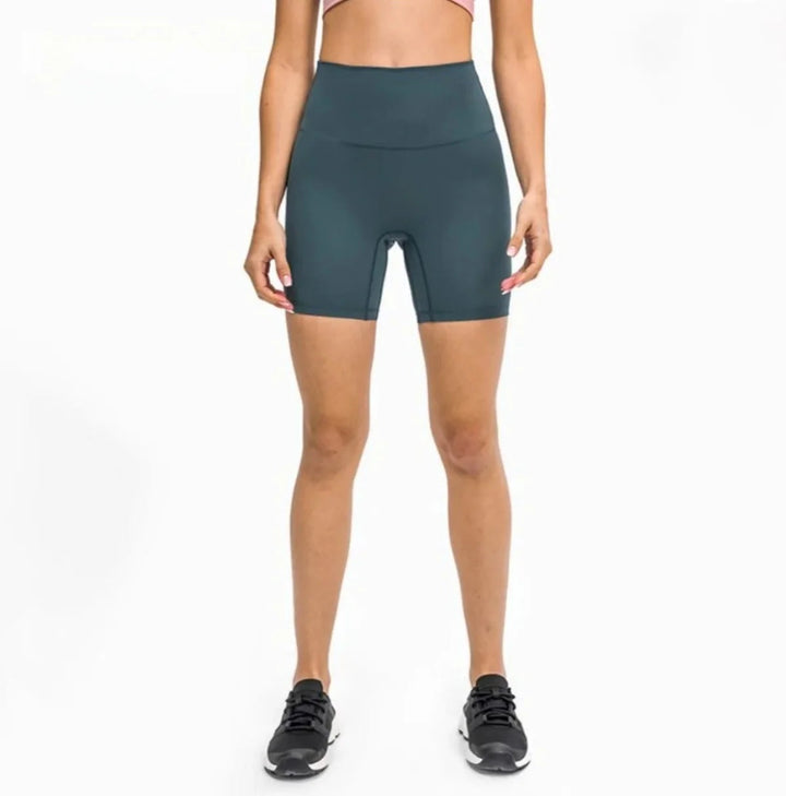 Kurze Damen Fitnessshorts für dein Workout; bequem und feuchtigkeitsableitend.