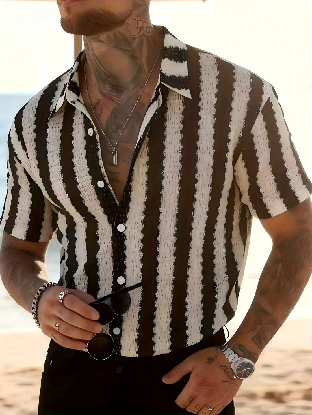 Stylisches Herren Kurzarm-Streifenhemd für den Sommer, modernes Design für einen einzigartigen, lässigen Look.