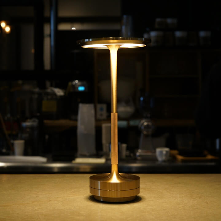 Stilvolle kabellose Tischleuchte aus Silber-Metall, LED, dimmbar, für helle und warme Akzente.