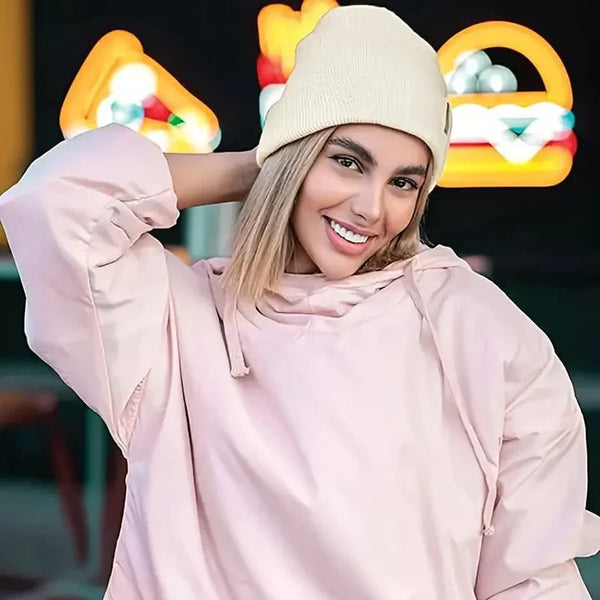 Warme Damen Beanie aus Wolle mit seidigem Futter für Frizz-Schutz im Winter. Ideal für geschütztes Haar.