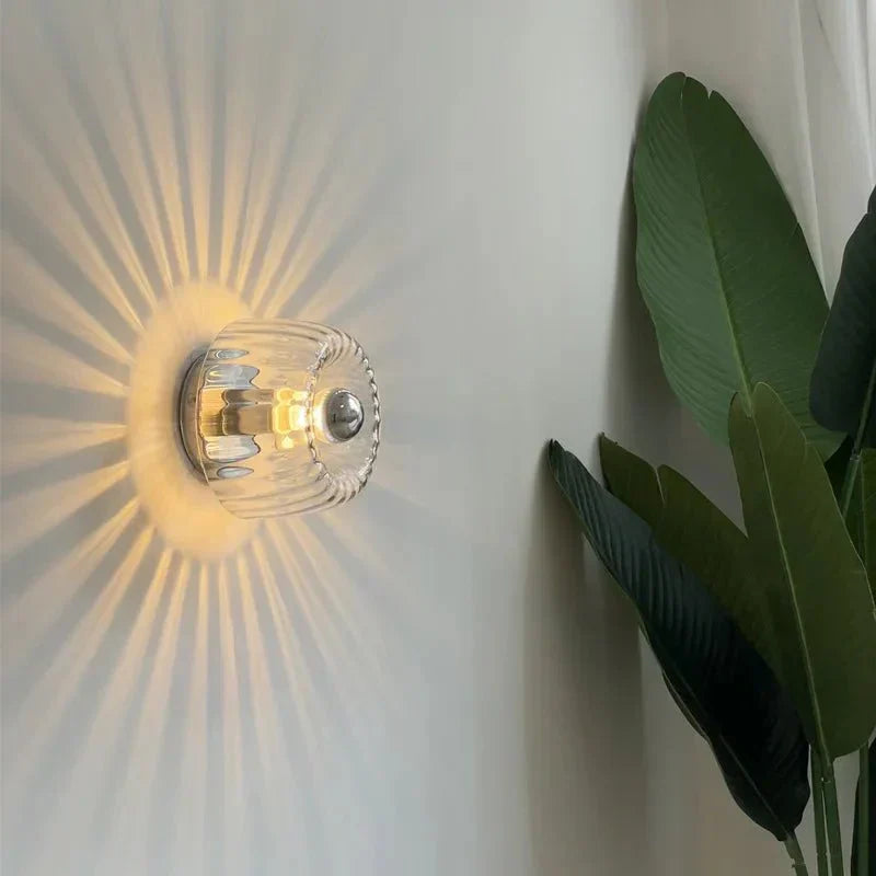 Moderne Designlampe: Goldene Bauhaus Wandleuchte aus Metall & Glas, skandinavischer Stil, für Wohnzimmer.
