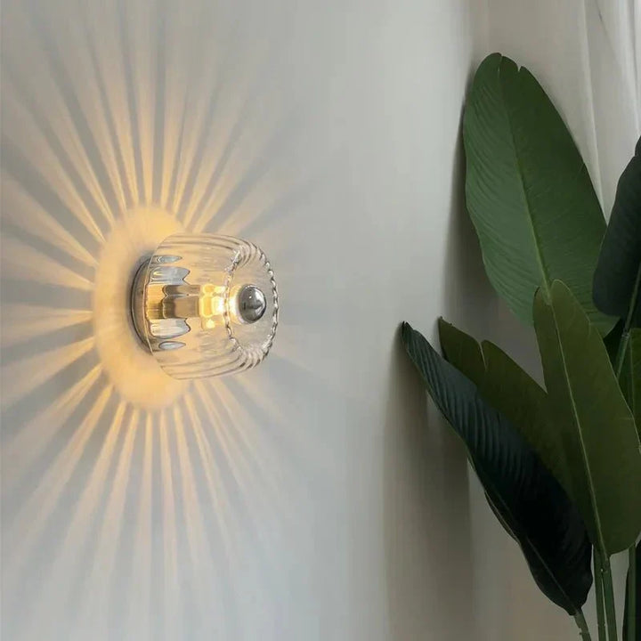 Minimalistische Designlampe im skandinavischen Stil, als hochwertige LED-Wandleuchte für Schlafzimmer.