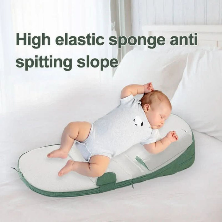 Weiches Säuglingskissen mit Anti-Reflux-Funktion, stützt Babys beim Seitenschlafen für einen gesunden und ruhigen Schlaf.