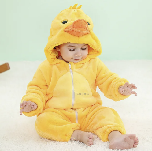 Schlafendes Baby in gemütlichem Flanell-Tier-Overall. Weicher Strampler als warmer Schlafanzug für süße Träume.