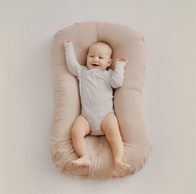 Gesundheitsförderndes Babykissen für Kopf & Nacken; idealer Babybedarf zur Flachkopf-Prävention & Schlafoptimierung.