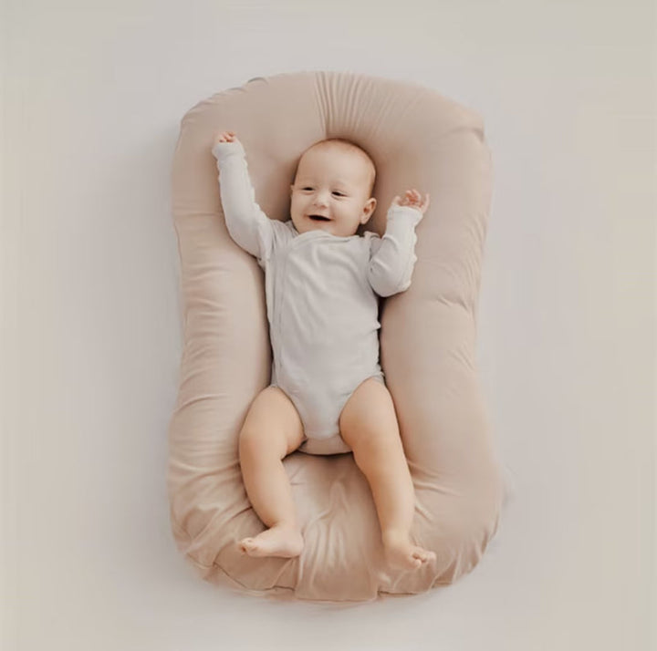 Gesundheitsförderndes Babykissen für Kopf & Nacken; idealer Babybedarf zur Flachkopf-Prävention & Schlafoptimierung.