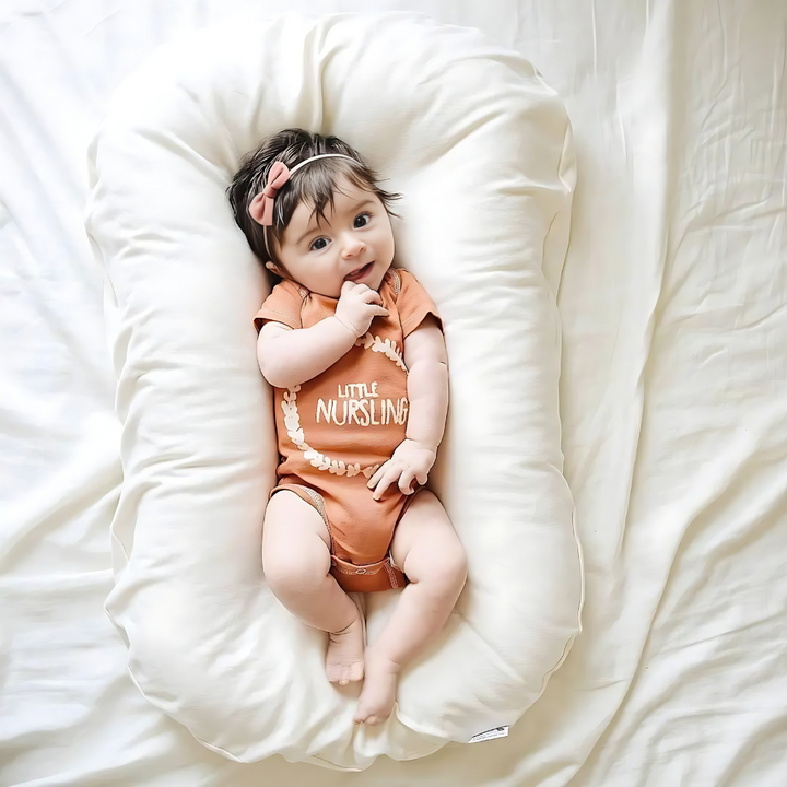 Orthopädisches Neugeborenenkissen für sicheren Kopfschutz & Babygesundheit; sorgt für ruhigen & erholsamen Babyschlaf.