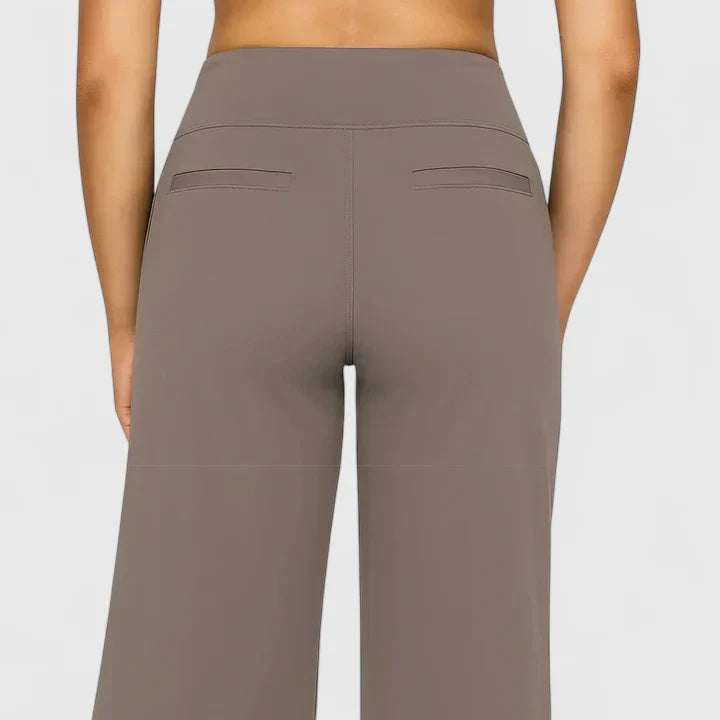 Damen Nadine Loungehose: Komfortable weite Hose mit Stretchbund, perfekt für entspannte Tage und modische Auftritte.