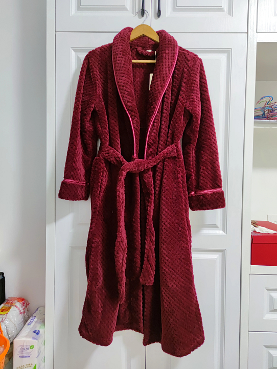 Kuscheliger Damenbademantel, flauschig und warm, ideal für winterliche Abende und wohlige Entspannung.