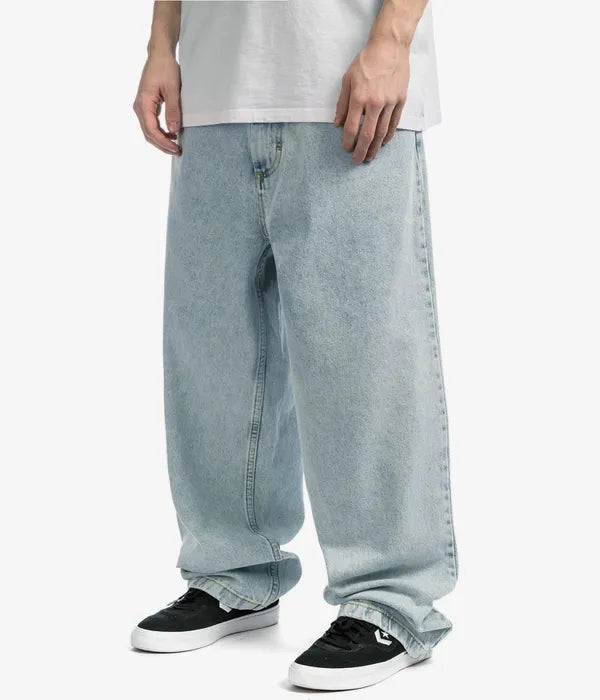 Detailansicht der lockeren Herren Baggy Jeans, betont den bequemen Loose Fit.