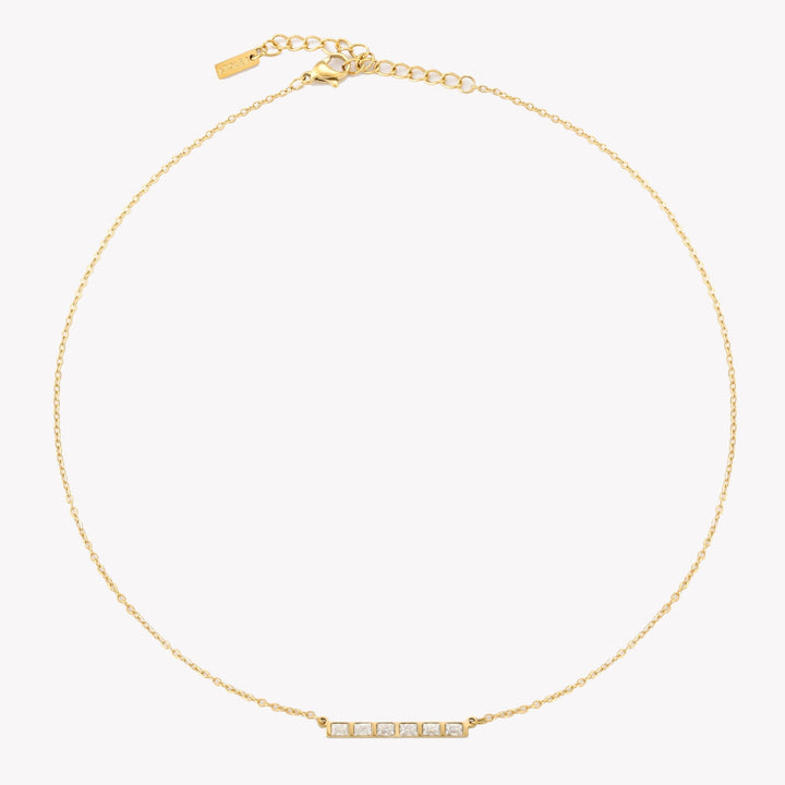 Glänzender Gold Choker für Damen aus Edelstahl, mit feinen Zirkon Baguette Steinen.