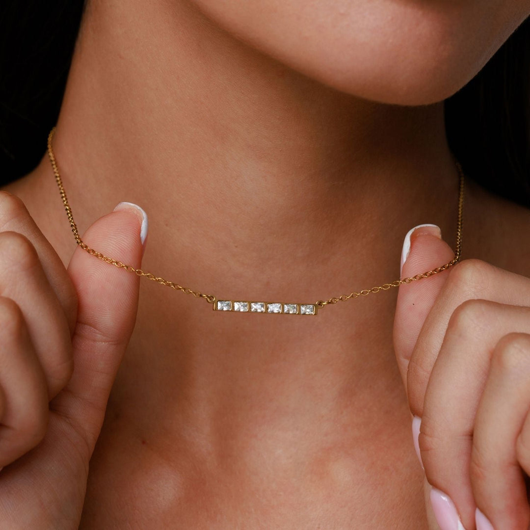Damen Gold Choker Kette mit funkelnden Zirkon Baguette Steinen, wasserfest & elegant.