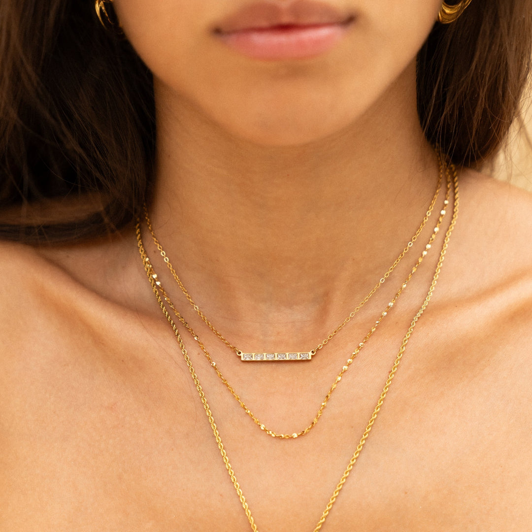 Model trägt modernen Gold Choker mit Zirkon Baguettes, wasserfeste Damenkette, vielseitig.