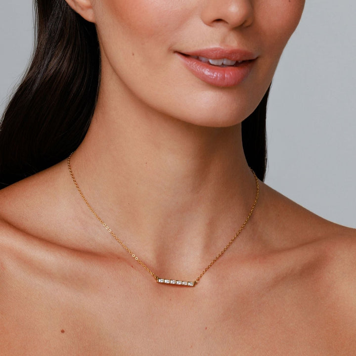 Eleganter Gold Choker, Damenkette mit Zirkon Baguette Steinen, wasserfest und langlebig.