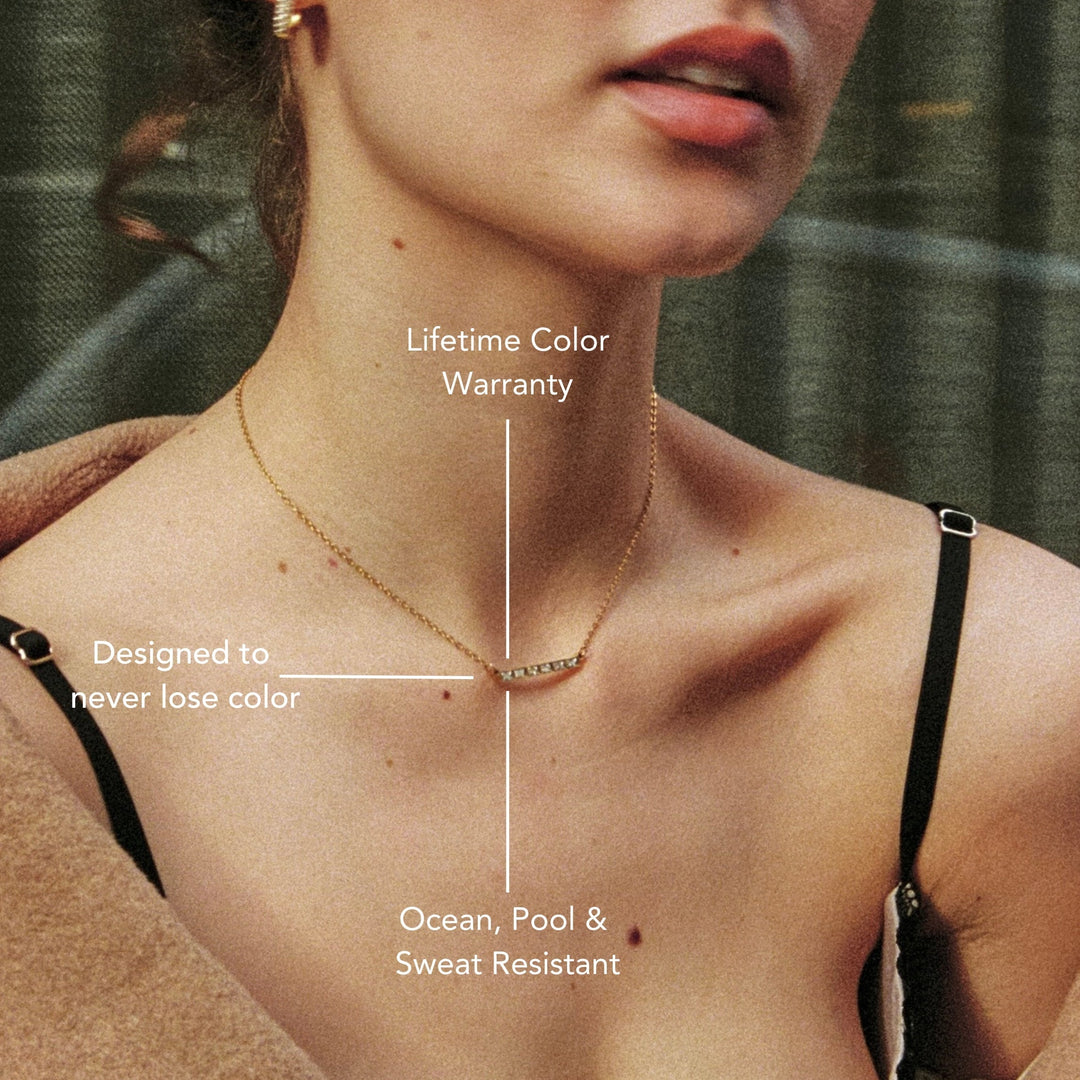 Minimalistischer Gold Choker Damenschmuck, wasserfest & elegant, mit funkelnden Baguette Zirkonen.