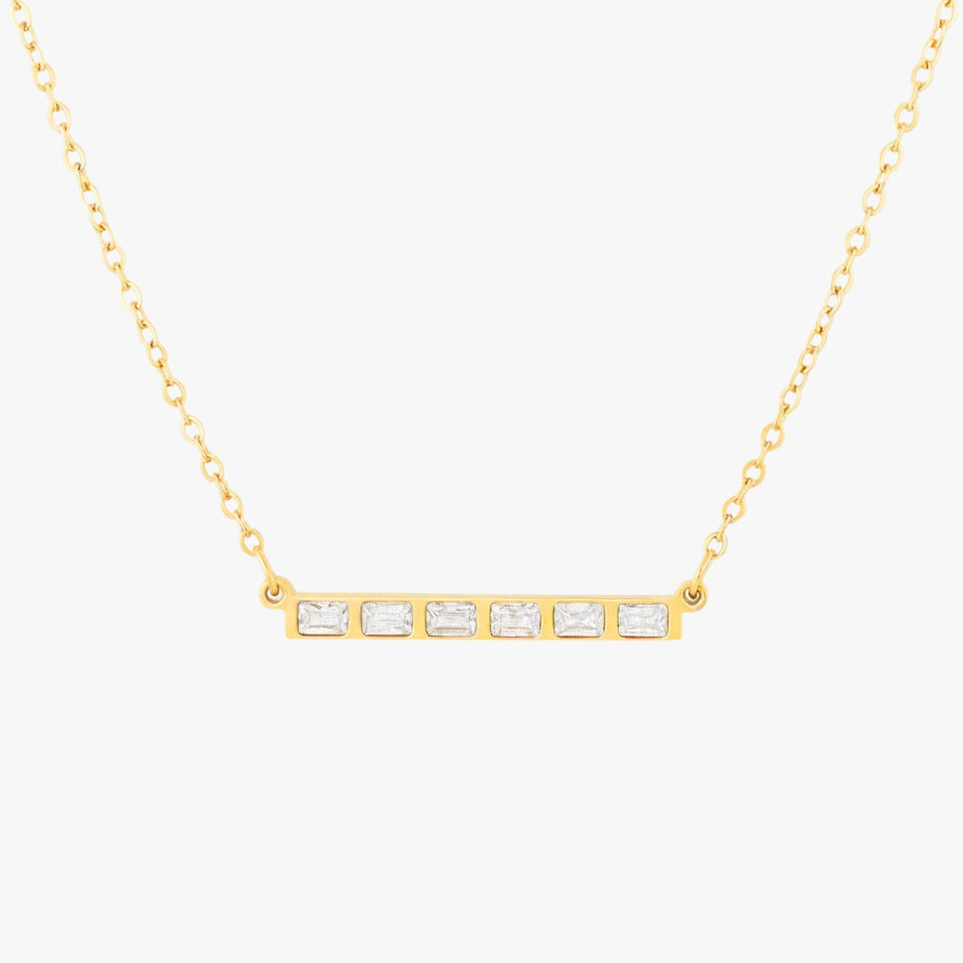 Nahaufnahme: Goldene Damenkette mit detaillierten rechteckigen Zirkon Baguette Steinen, edel.
