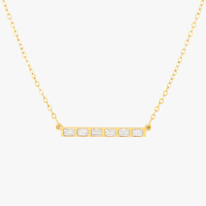 Nahaufnahme: Goldene Damenkette mit detaillierten rechteckigen Zirkon Baguette Steinen, edel.