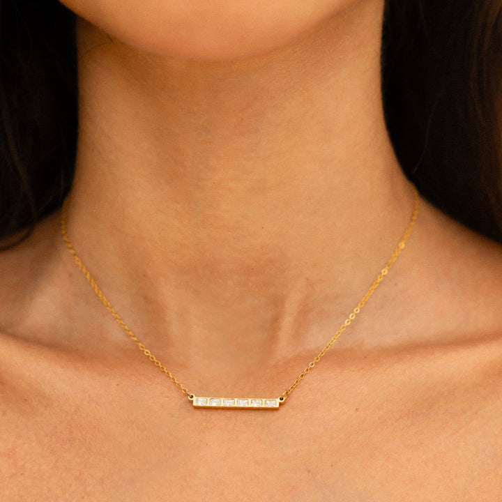 Edelstahl Gold Choker für Damen, wasserfest, mit glänzenden Baguette Zirkonen – minimalistischer Schmuck.