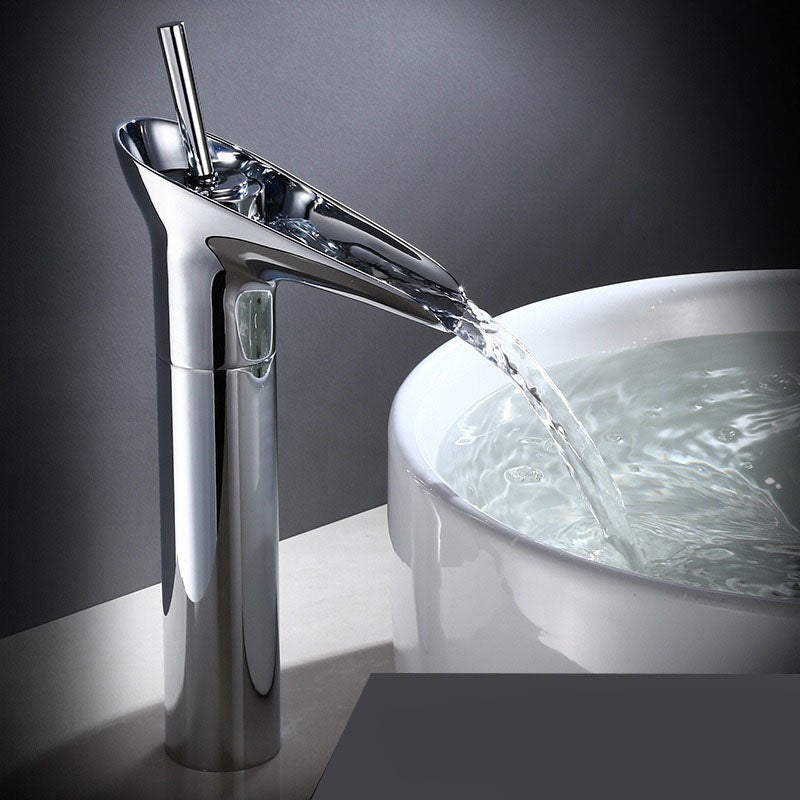 Minimalistische schwarze Wasserfall Waschtischarmatur, moderne Badarmatur für Puristen.