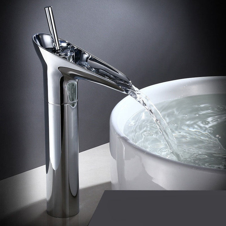 Minimalistische schwarze Wasserfall Waschtischarmatur, moderne Badarmatur für Puristen.