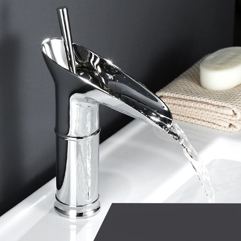 Moderne Wasserfall-Waschtischarmatur in Chrom, Badarmatur für zeitgemäßes Bad.
