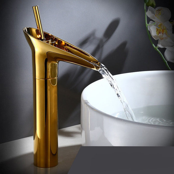 Einzigartige Wasserfall Badarmatur CascadeFlow, luxuriöses Badezimmer-Highlight.