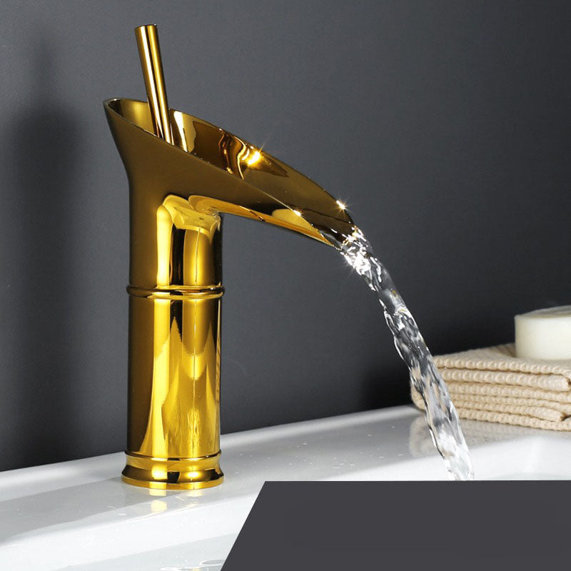 Antike Messing Wasserfall Waschtischarmatur, nostalgischer Look für Ihr Badambiente.