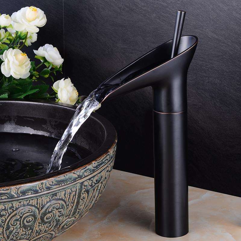 Elegante goldene Wasserfall-Waschtischarmatur aus Messing, luxuriöse Badarmatur.
