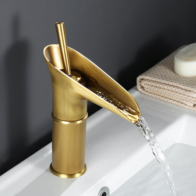 Moderne Chrom-Waschtischarmatur mit Wasserfall-Auslauf, stilvolle Einloch-Badarmatur.