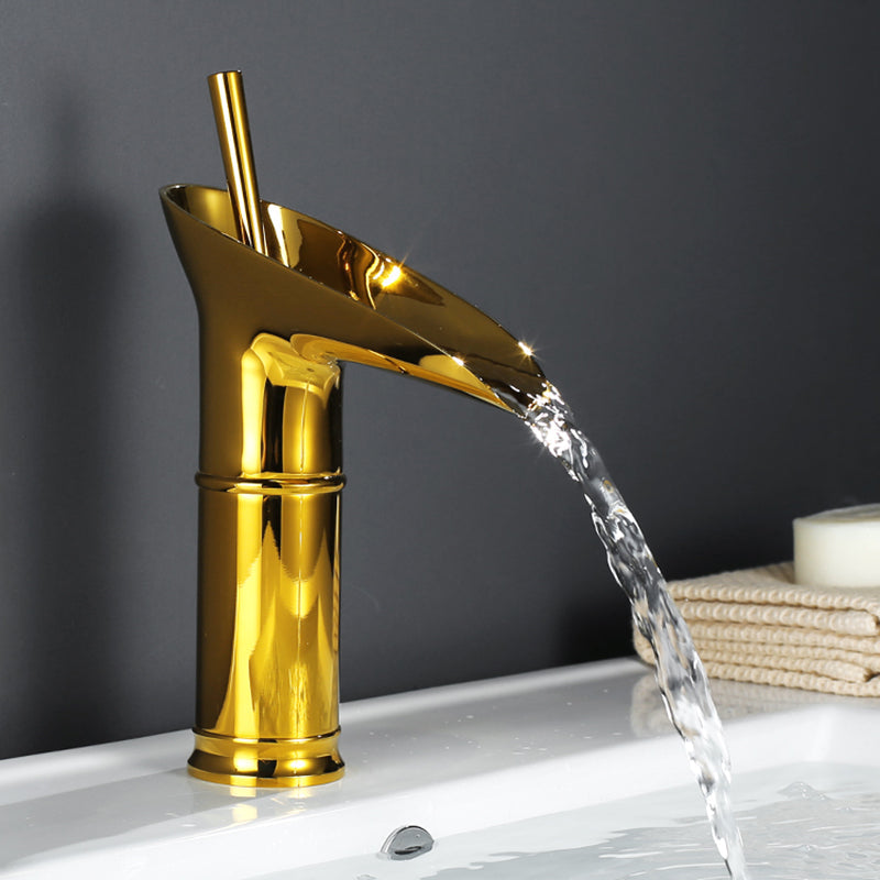 Schwarze matte Wasserfall Waschtischarmatur, minimalistische Badarmatur für Waschbecken.