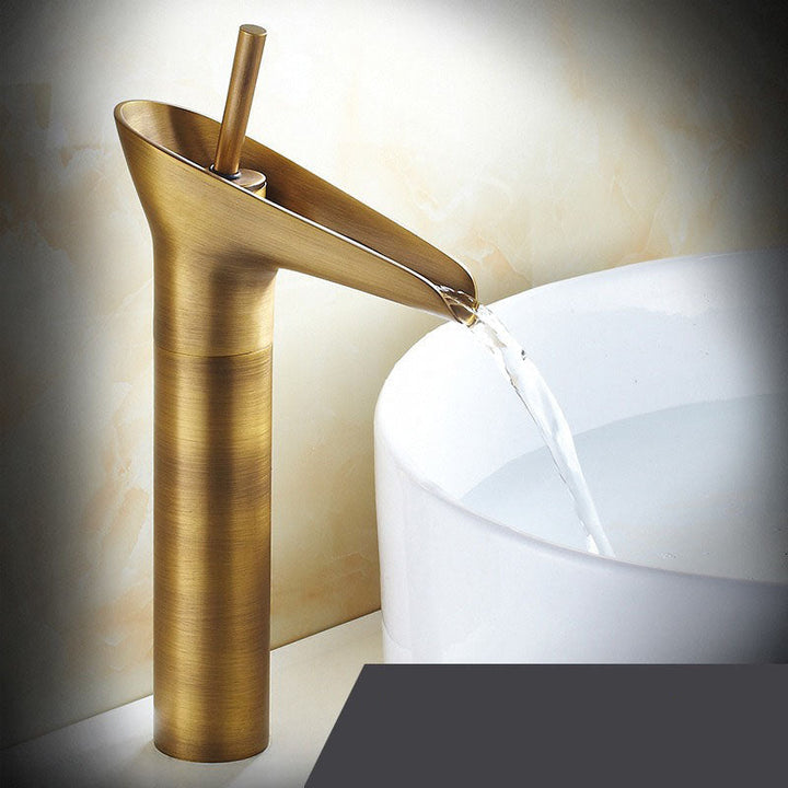 Antike Messing Waschtischarmatur im Wasserfall-Design, rustikale Luxus Badarmatur.
