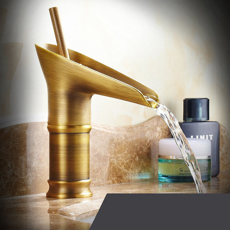 Modern-luxuriöse Wasserfall-Waschtischarmatur CascadeFlow, Einloch-Design für Bad.