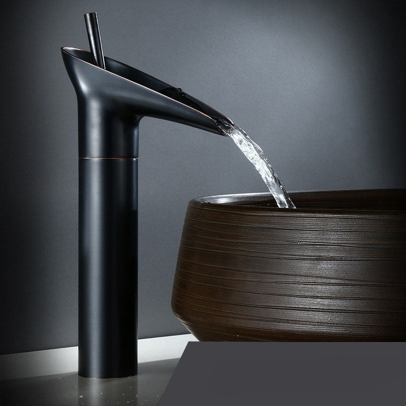 Edle Wasserfall Badarmatur für Waschbecken, Einloch-Design in glänzendem Chrom.