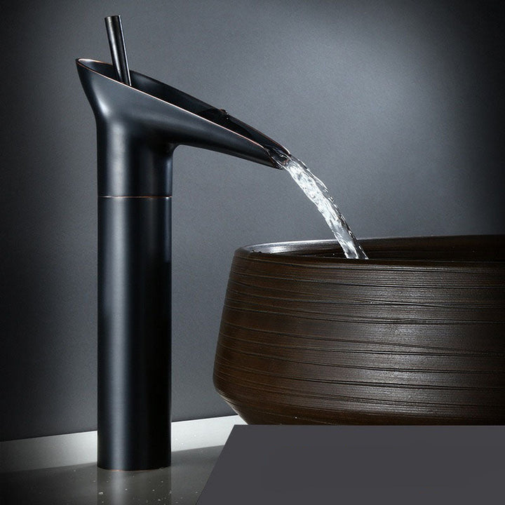 Edle Wasserfall Badarmatur für Waschbecken, Einloch-Design in glänzendem Chrom.