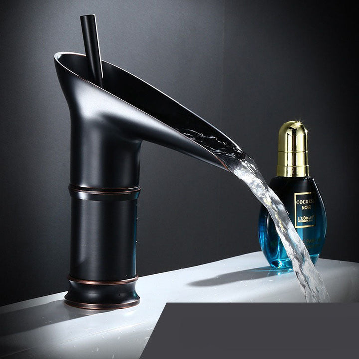 Glänzende Messing-Gold Wasserfall-Badarmatur, luxuriöses Design für den Waschtisch.