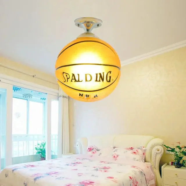 Basketball-LED-Deckenleuchte für Jungenzimmer, dimmbare Sport-Lampe mit Basketball-Design.