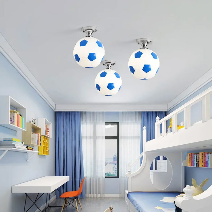Nahaufnahme der dimmbaren LED-Kinderzimmerlampe: Fußball- & Basketball-Elemente aus Glas.