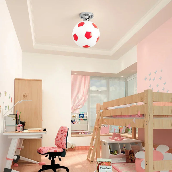 Dimmbare LED-Kinderzimmerlampe im Sport-Design mit Fußbällen & Basketbällen aus Glas & Eisen.