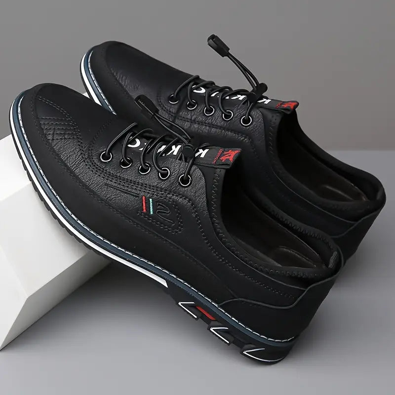 Stilvolle schwarze Herren-Sneaker, optimaler Tragekomfort für den modernen Mann.