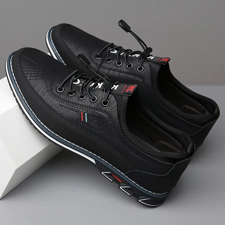 Stilvolle schwarze Herren-Sneaker, optimaler Tragekomfort für den modernen Mann.