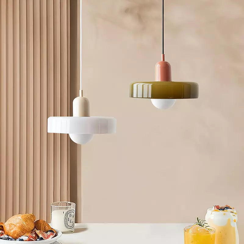Hängelampe aus farbigem Glas, im Bauhaus-Stil, bringt Licht und Farbe in Ihr Leben.