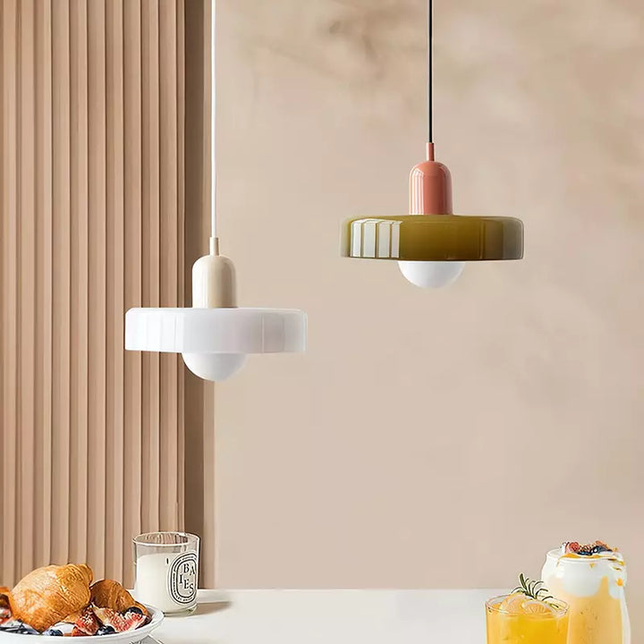 Hängelampe aus farbigem Glas, im Bauhaus-Stil, bringt Licht und Farbe in Ihr Leben.