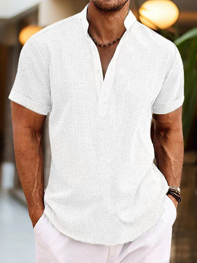Mann trägt stilvolles Herren Kurzarm Henley T-Shirt in Grau mit Jeans, lässiger Freizeit-Look für den Sommer.