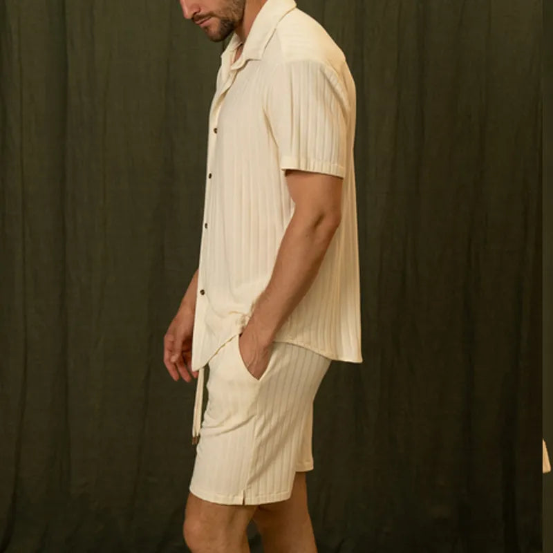 Stylisches hellgelbes Herren Frühling Set. Trendiger Zweiteiler mit Kurzarmhemd & Shorts für Freizeit & Sommer.