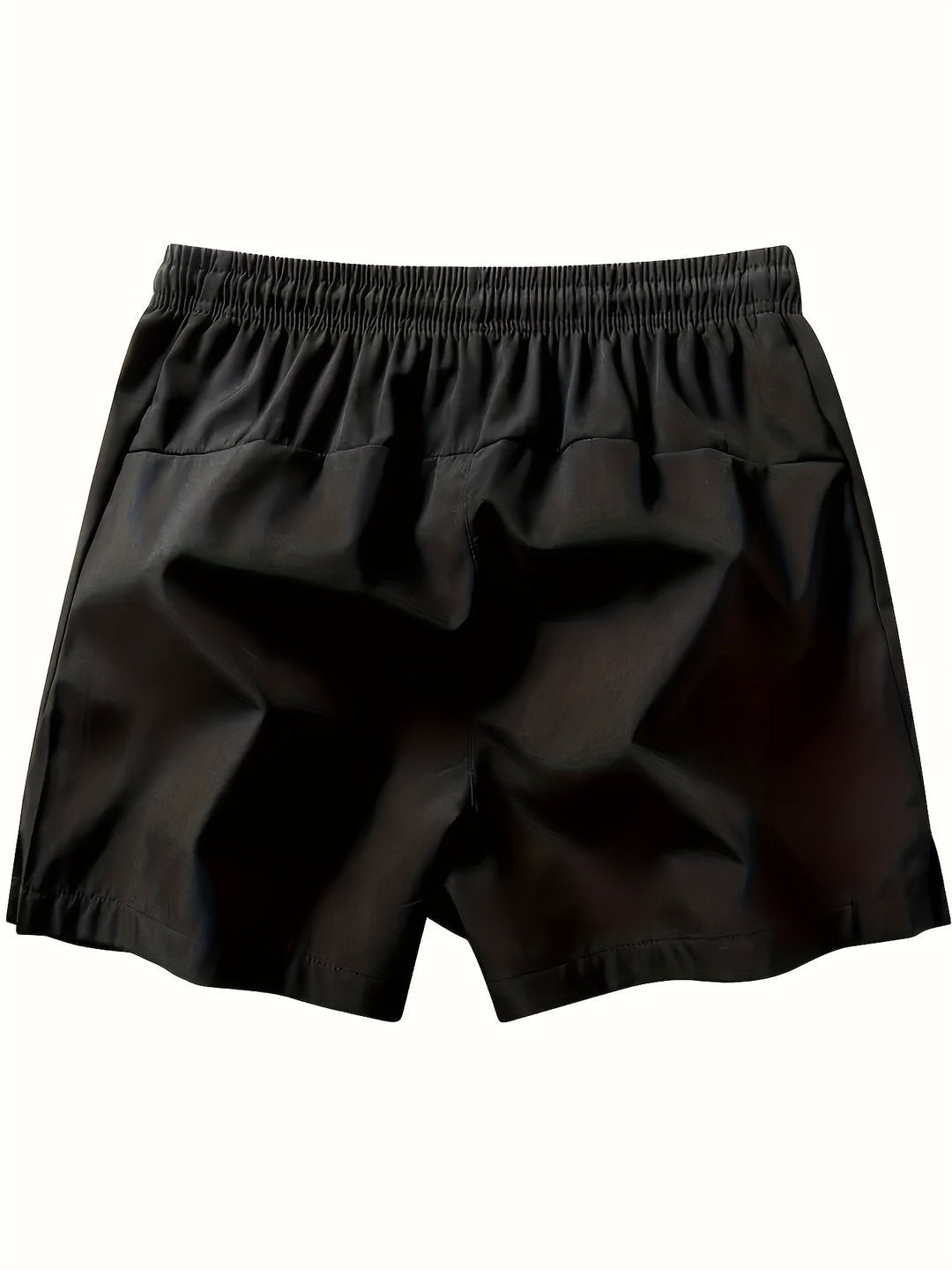 Mann trägt bequeme Herren Shorts für Freizeitaktivitäten. Optimaler Tragekomfort.