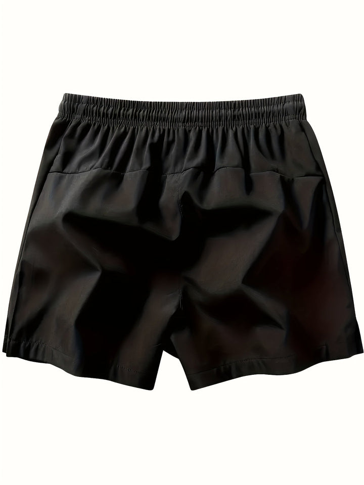 Mann trägt bequeme Herren Shorts für Freizeitaktivitäten. Optimaler Tragekomfort.