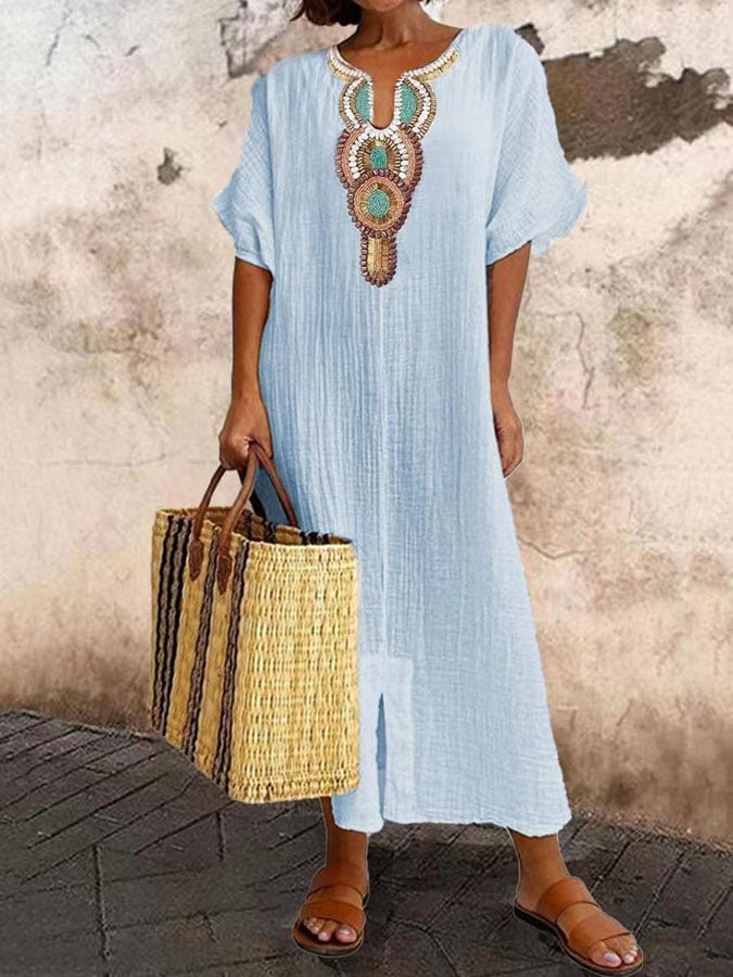 Damen Urlaubskleid: Langes, luftiges Kaftan-Maxikleid mit eleganten Stickereien. Ideal für warme Tage.