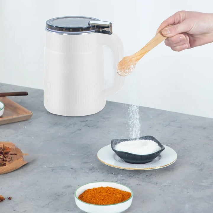 Elektrische Mühle mit Mahlwerk zerkleinert Getreide, Samen und Kaffeebohnen zu frischem Mehl.