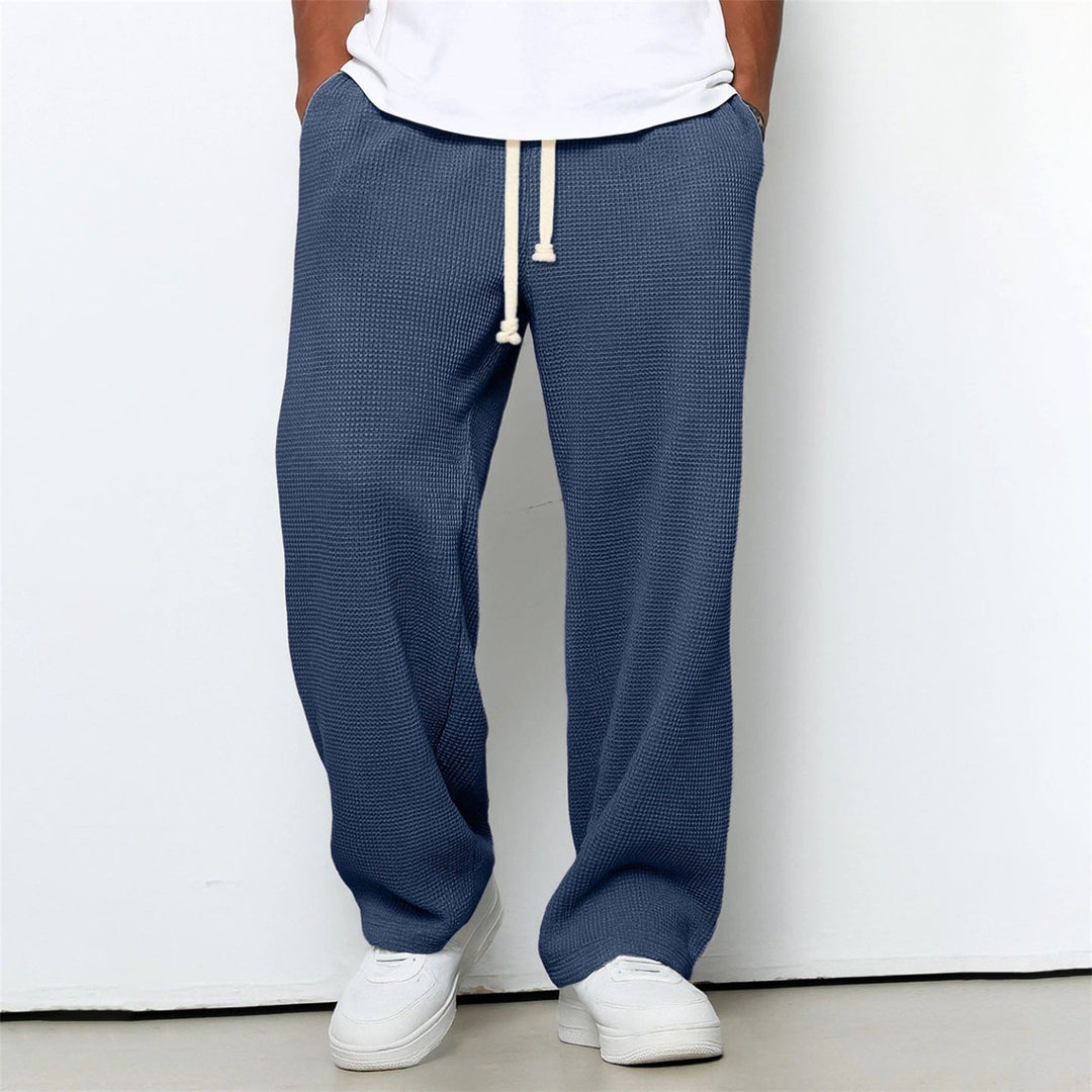 Komfortable Herren-Freizeithose in Waffelstrick-Qualität mit geradem Bein für den entspannten Alltag.